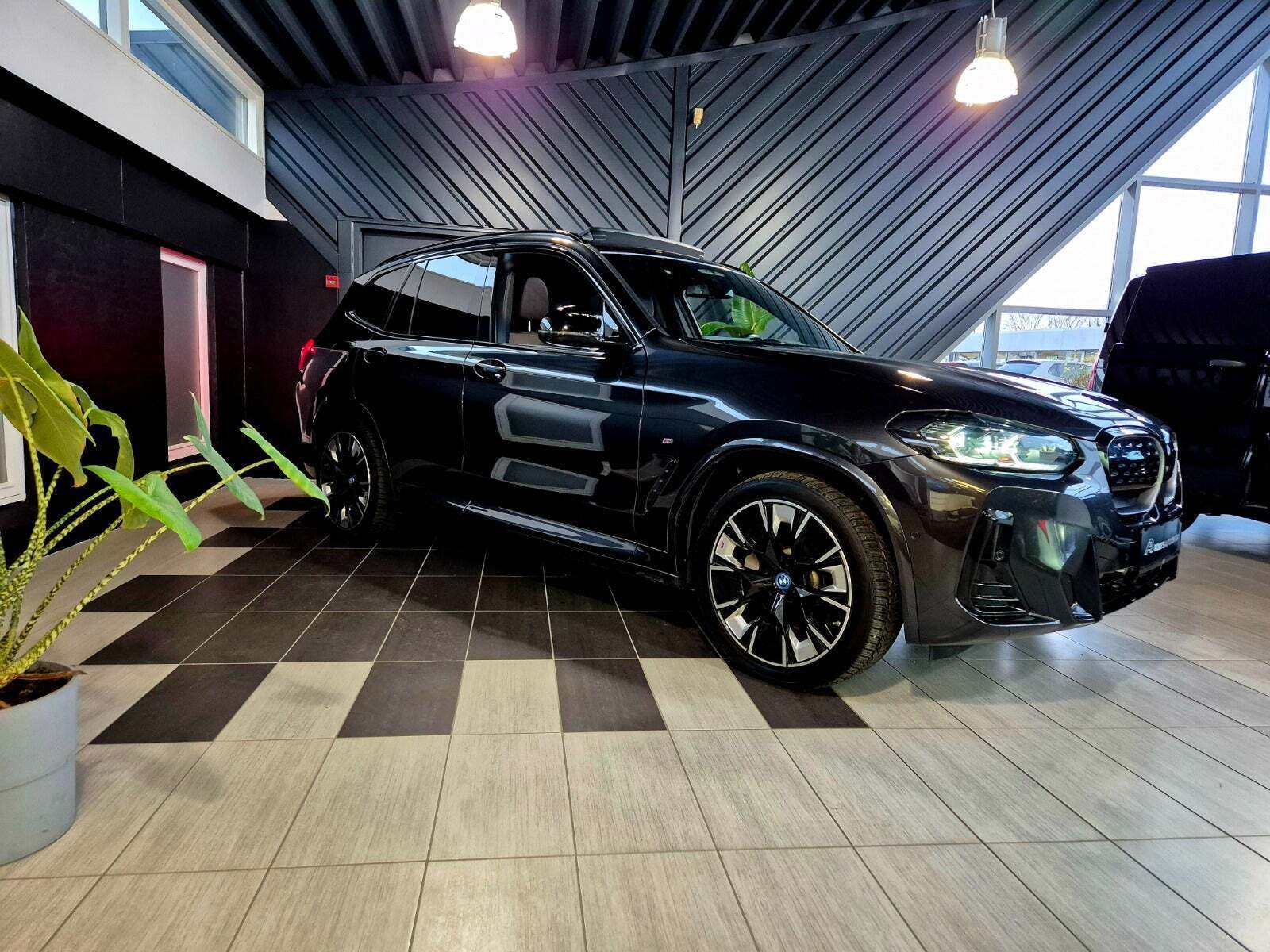 Sort BMW iX3 fra 2024