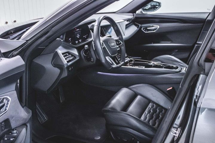 Grå Audi e-tron GT fra 2021
