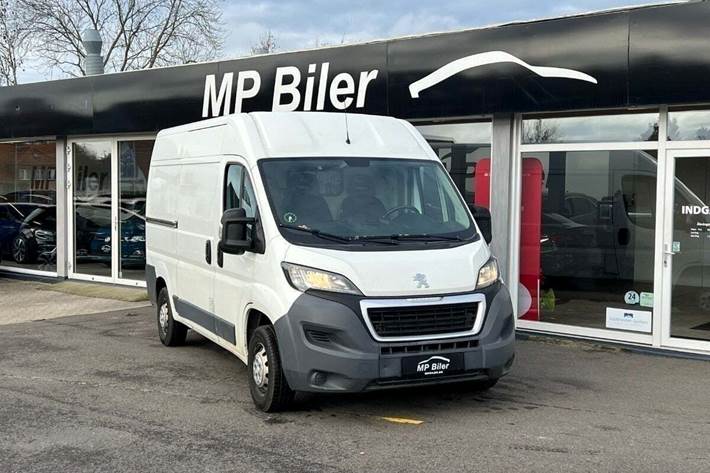 Hvid Peugeot Boxer 330 fra 2016 set udefra