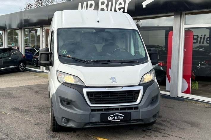 Hvid Peugeot Boxer 330 fra 2016 set udefra