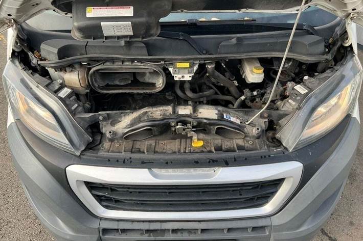 Hvid Peugeot Boxer 330 fra 2016 set udefra