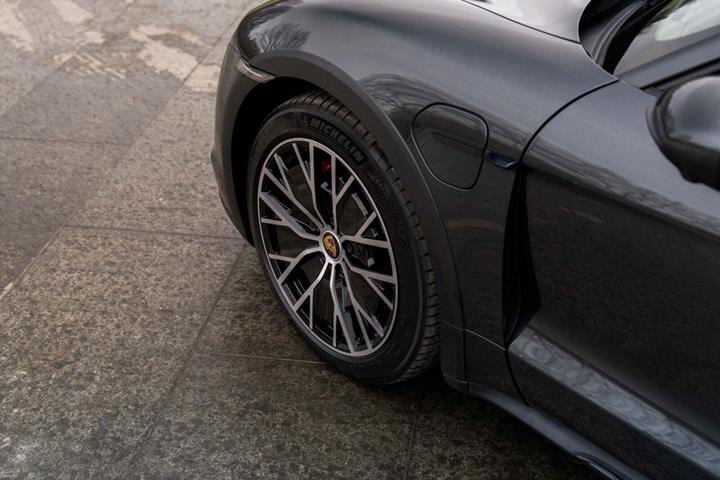 Grå Porsche Taycan 4S fra 2021