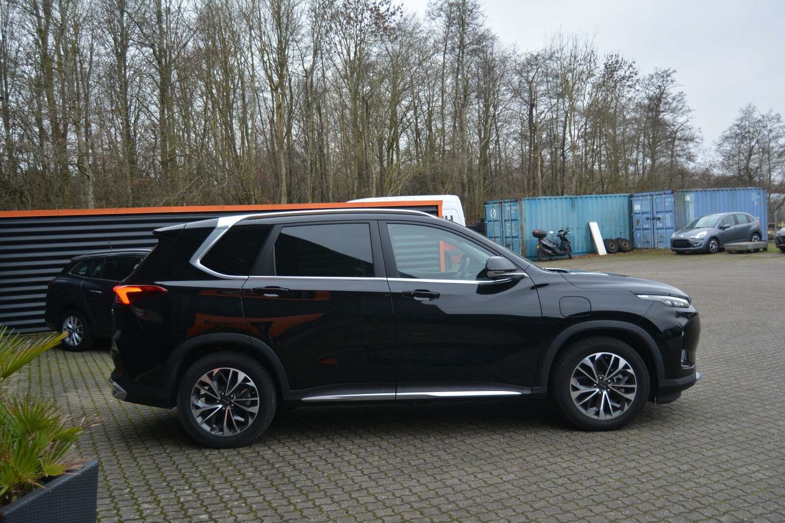 Sort Maxus Euniq6 fra 2022