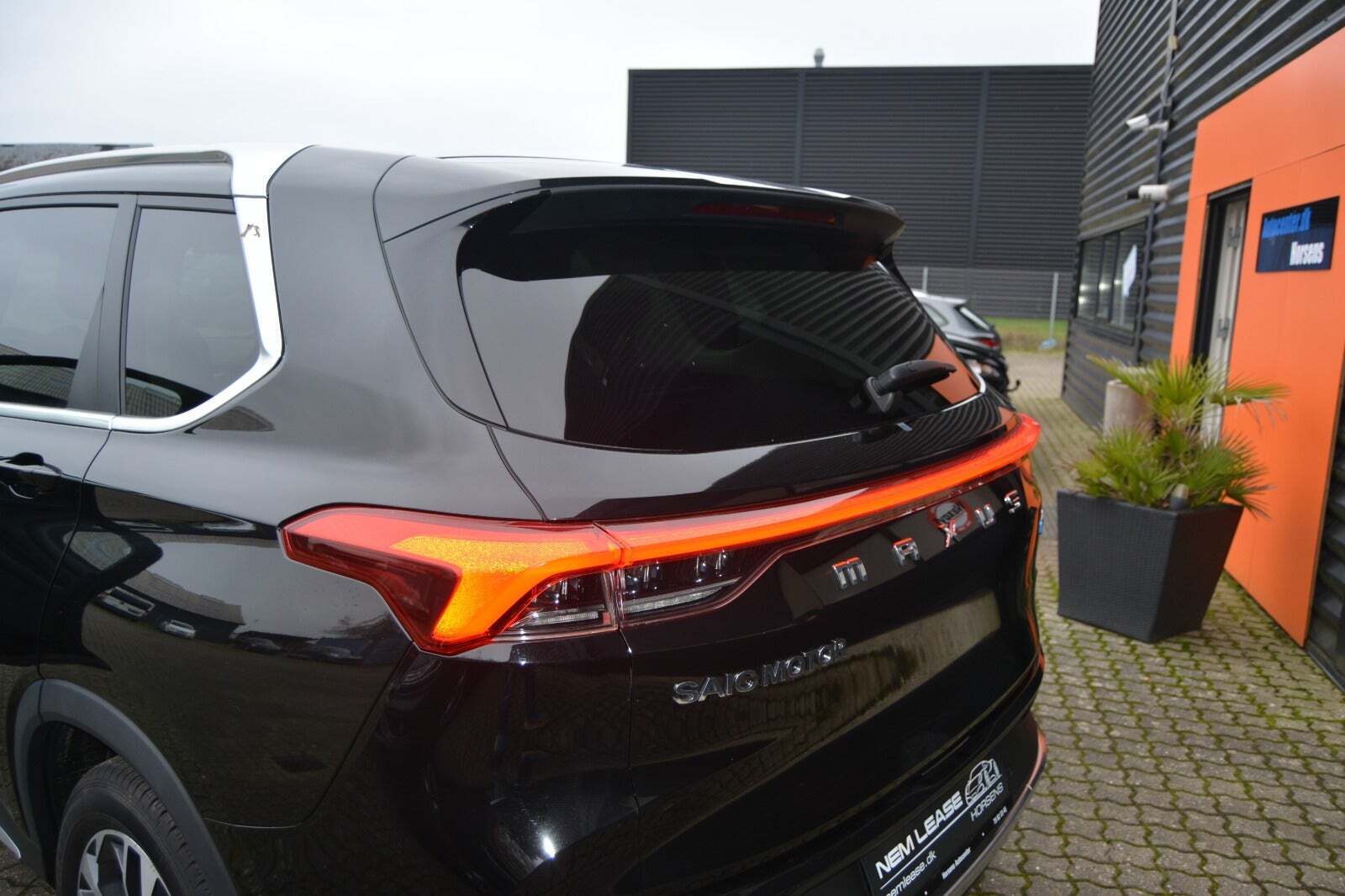 Sort Maxus Euniq6 fra 2022 set udefra