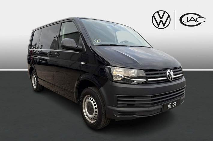 Sort VW Transporter fra 2018 set udefra