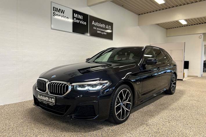 Sort BMW 530e fra 2022 set udefra