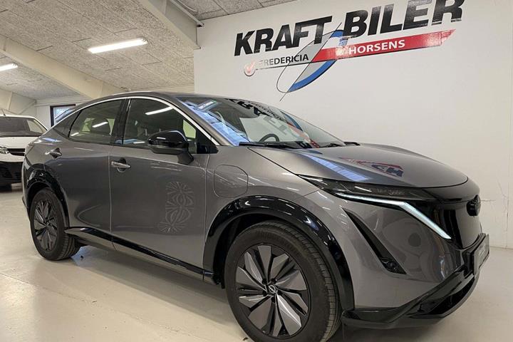 Grå Nissan Ariya fra 2024 set udefra