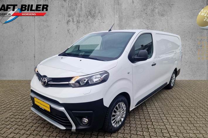 Hvid Toyota ProAce fra 2021 set udefra