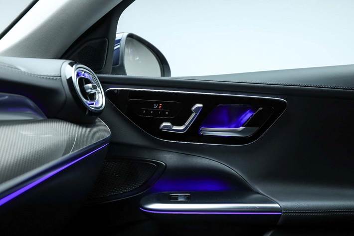 Blå Mercedes C220 d fra 2022