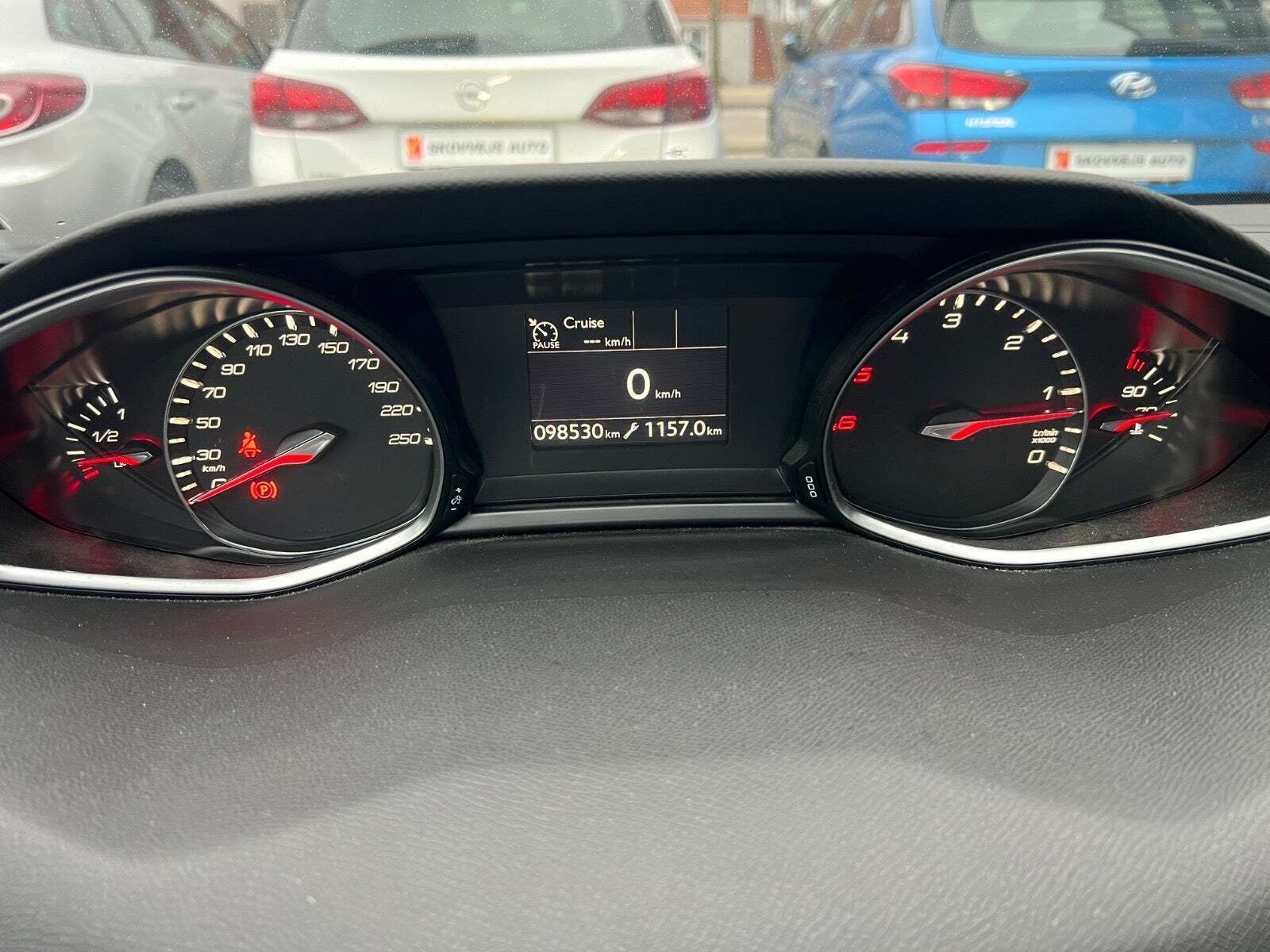 Grå Peugeot 308 fra 2019