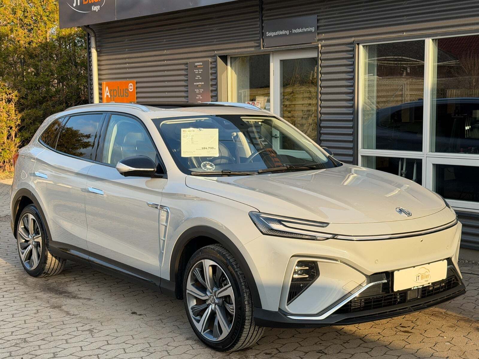 Grå MG Marvel R fra 2022 set udefra