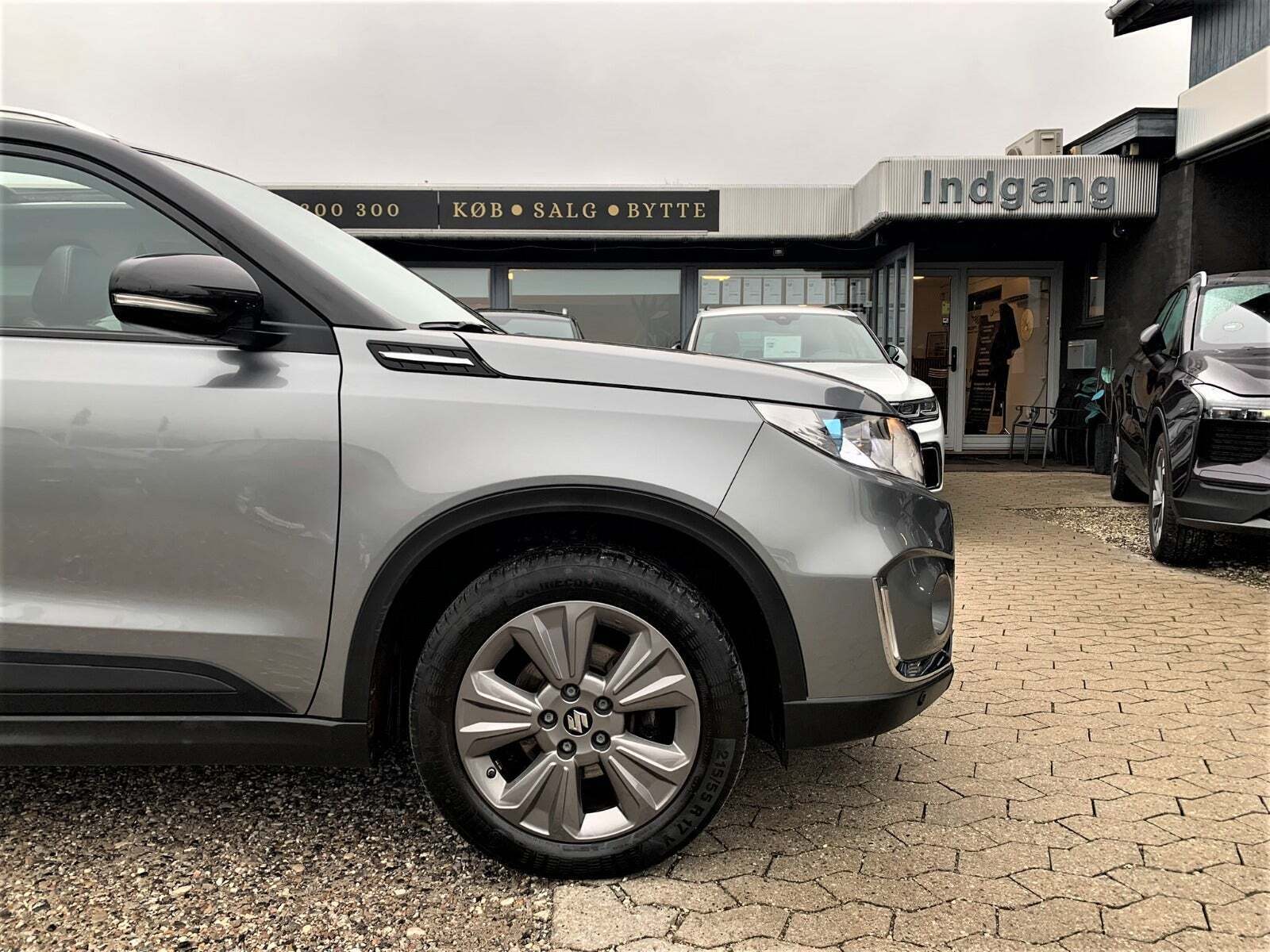 Grå Suzuki Vitara fra 2018