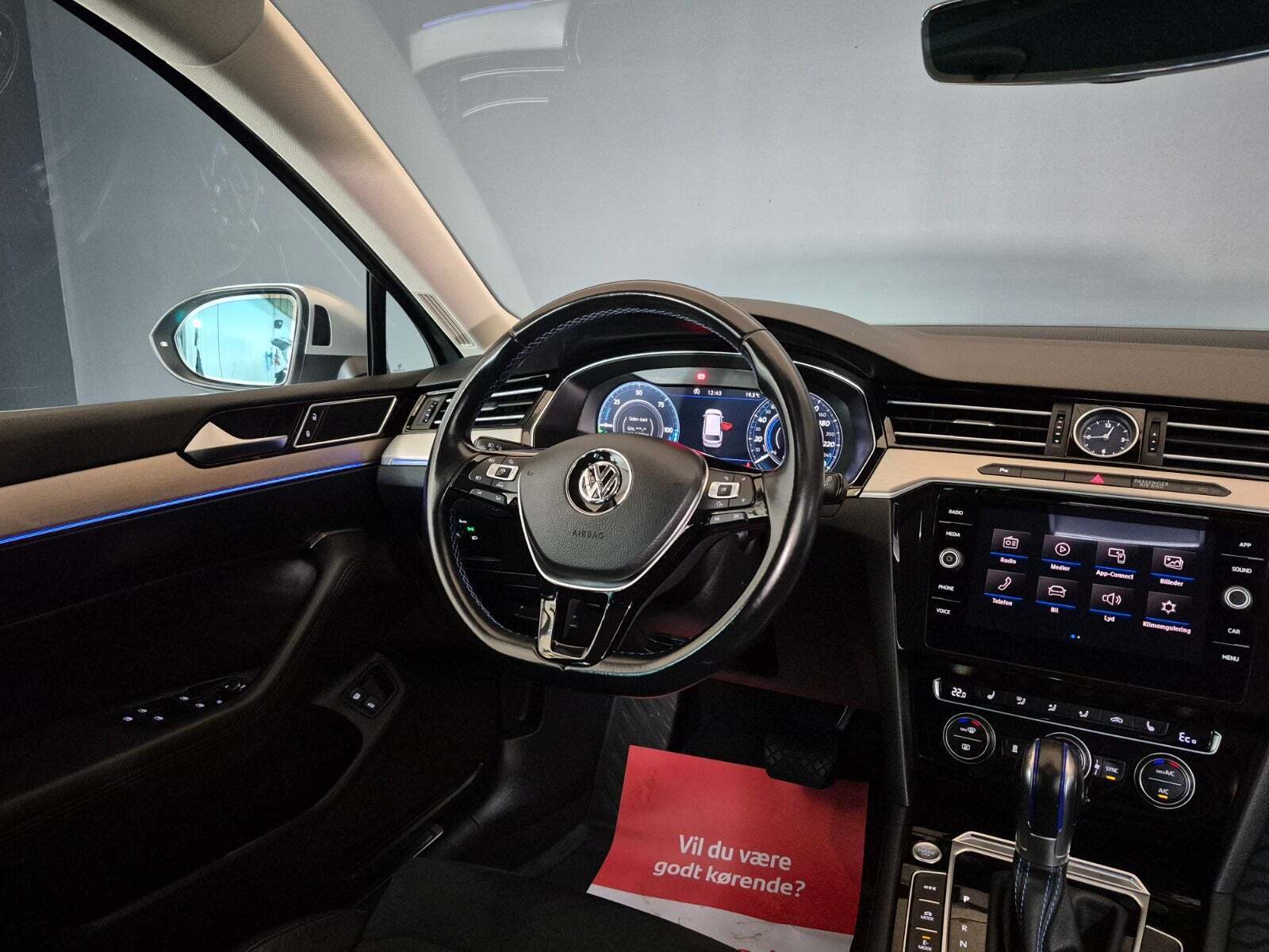 Sølv VW Passat fra 2018