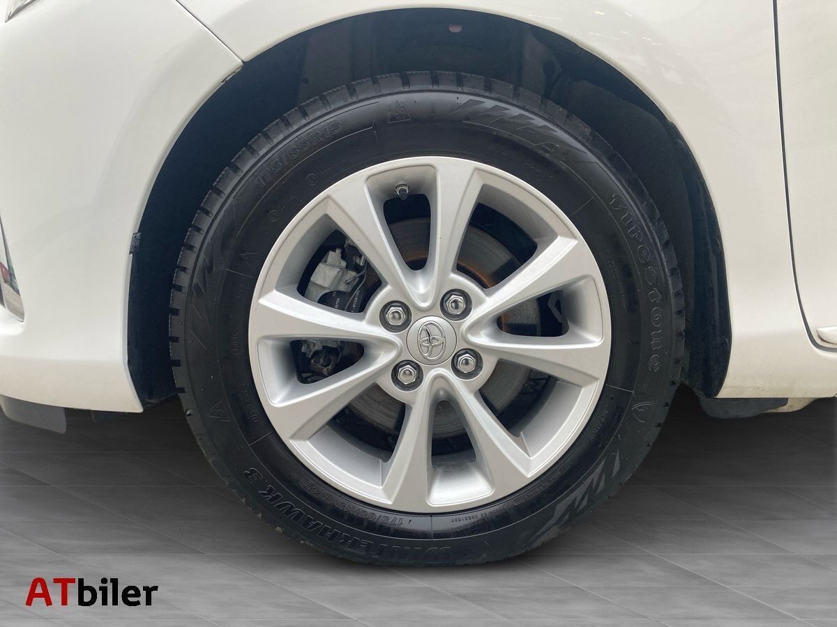 Hvid Toyota Yaris fra 2019