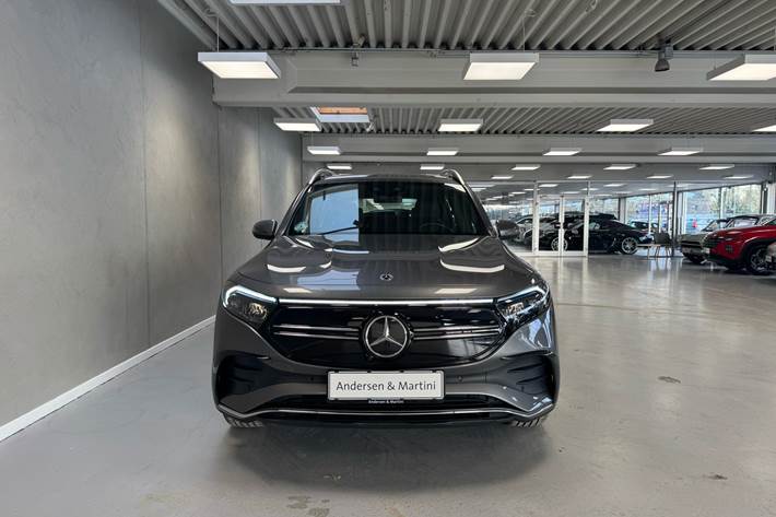 Grå Mercedes EQB 250 fra 2023 set udefra