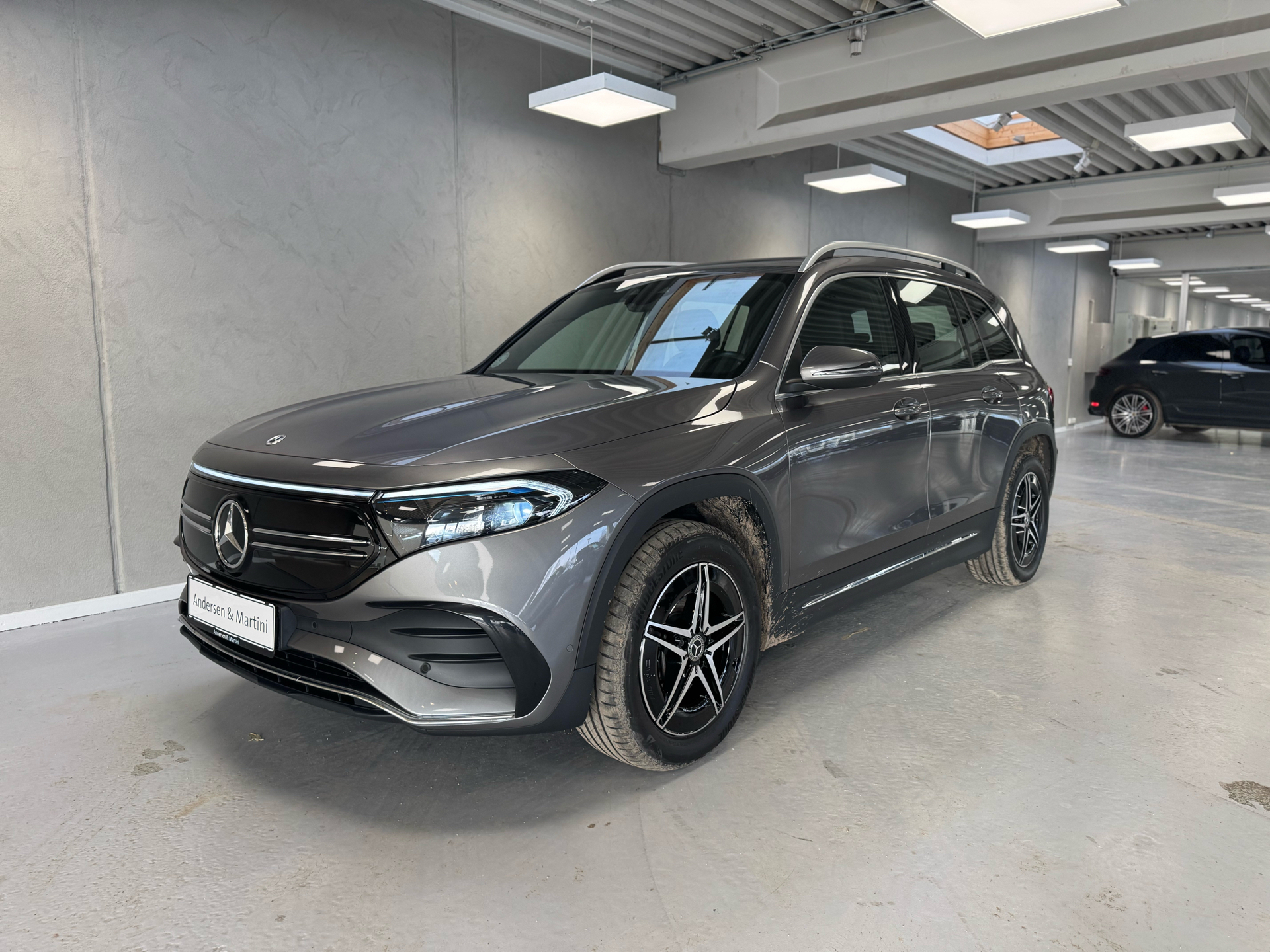 Grå Mercedes EQB 250 fra 2023