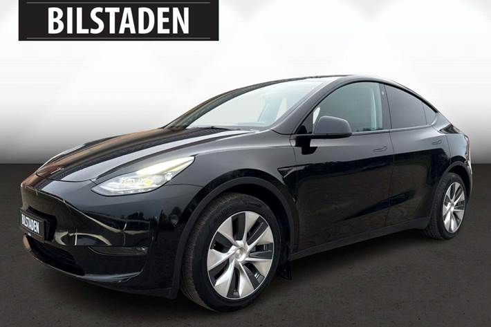 Sort Tesla Model Y fra 2021 set udefra