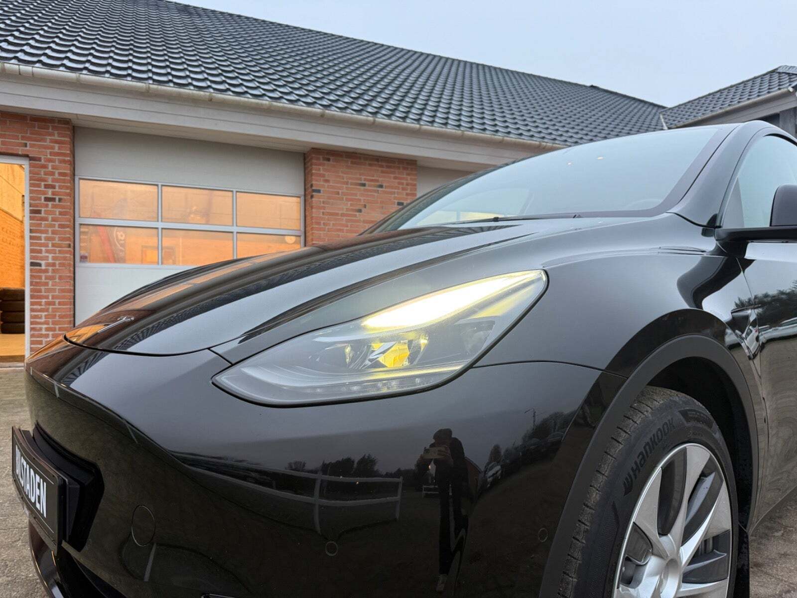 Sort Tesla Model Y fra 2021