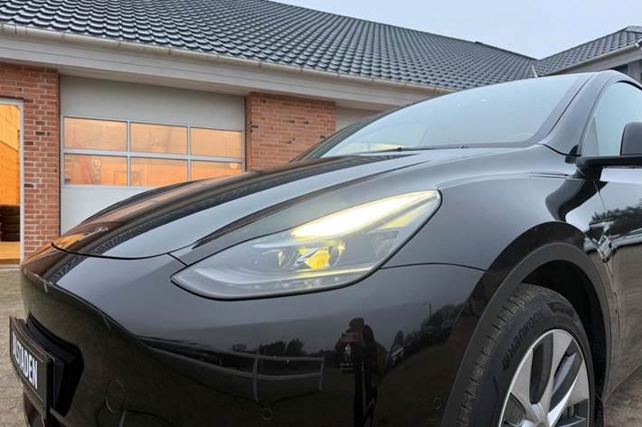 Sort Tesla Model Y fra 2021