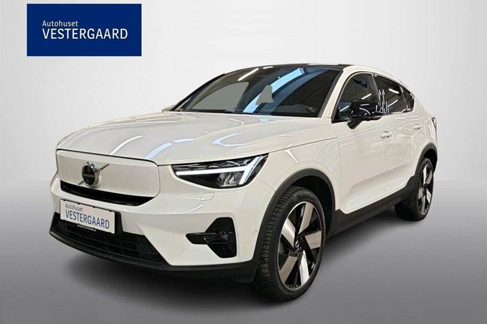 Hvid Volvo C40 fra 2023 set udefra