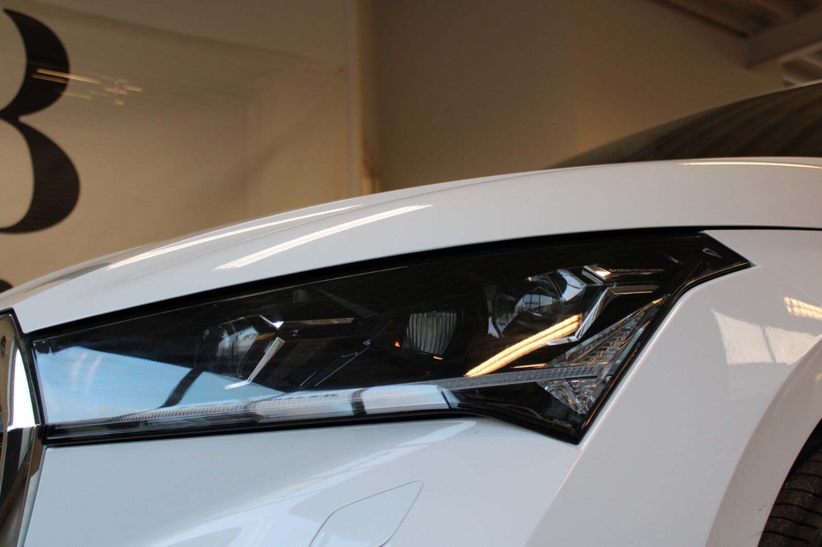 Hvid Skoda Enyaq fra 2023