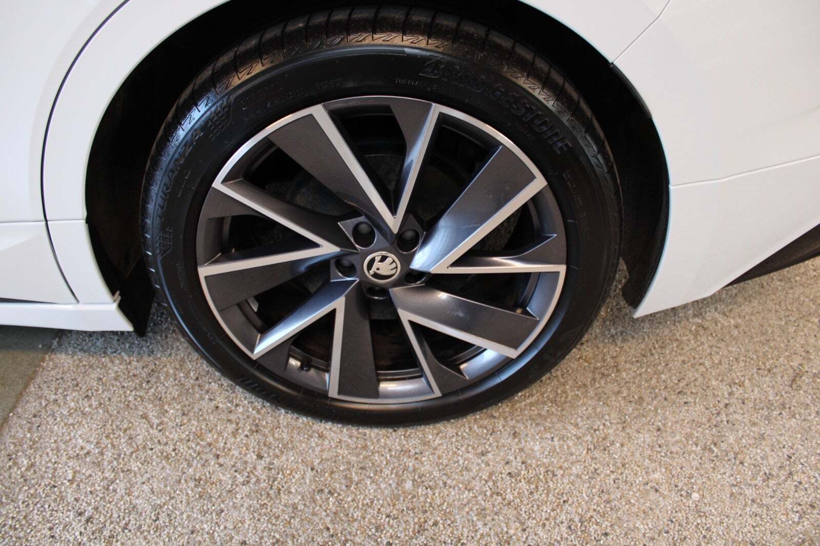 Hvid Skoda Enyaq fra 2023