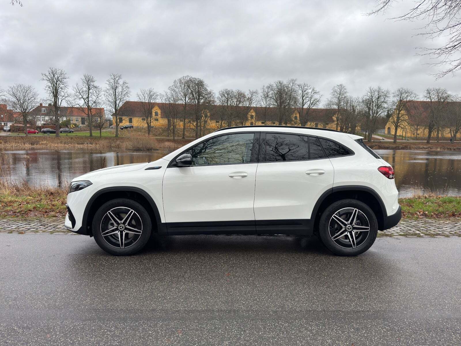 Hvid Mercedes EQA250 fra 2022