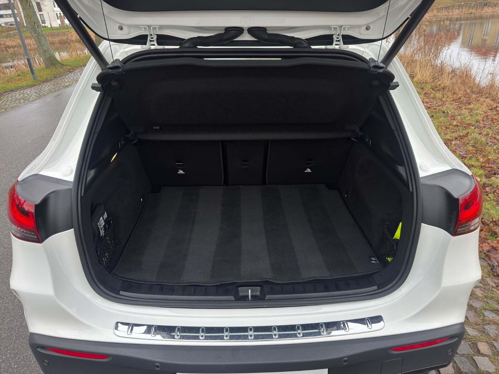 Hvid Mercedes EQA250 fra 2022