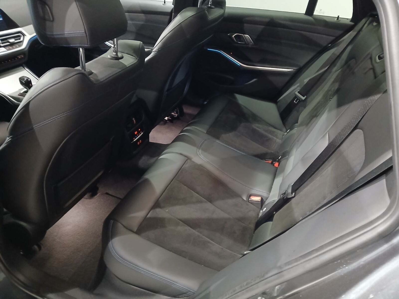 Grå BMW 330e fra 2022