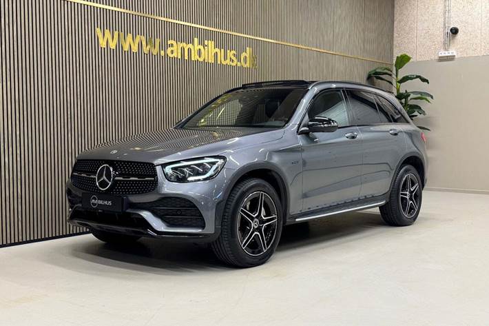 Grå Mercedes GLC300 de fra 2021