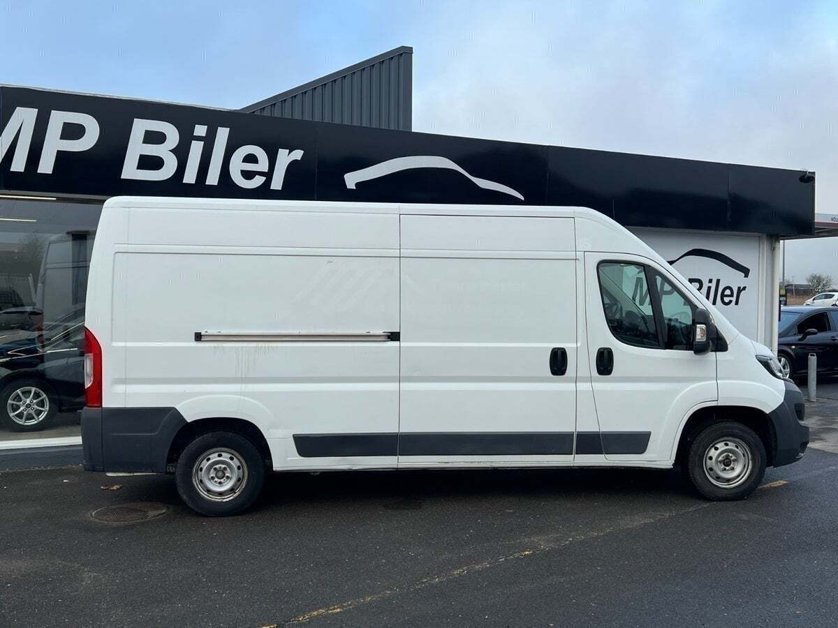 Hvid Peugeot Boxer 335 fra 2017