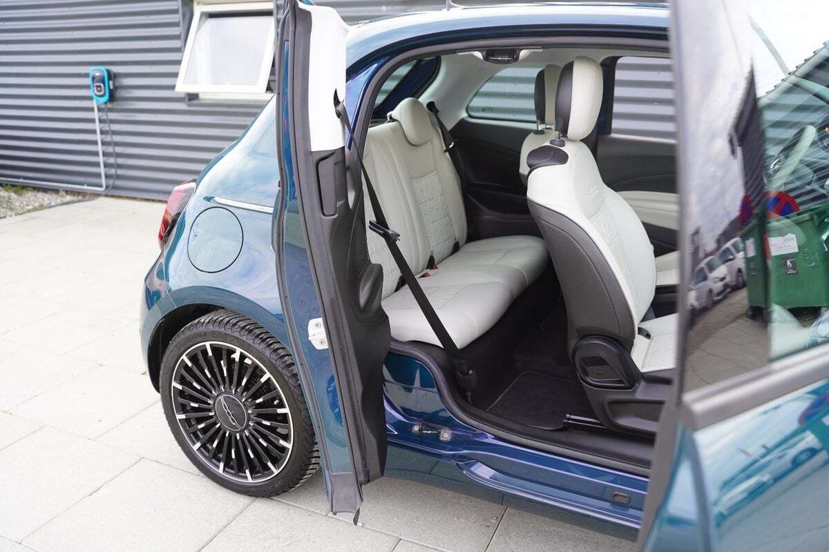 Blå Fiat 500e fra 2022