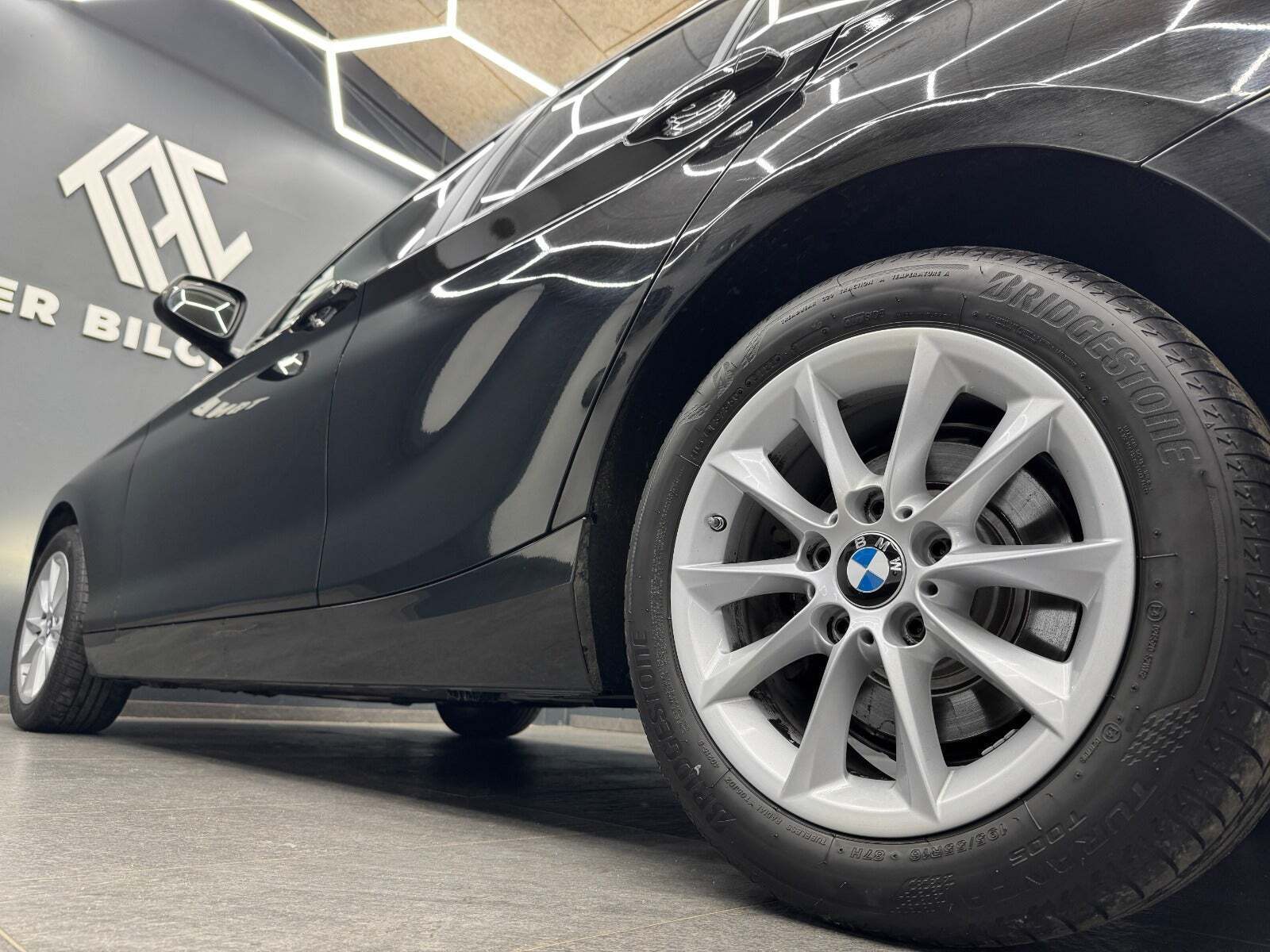 Sort BMW 118d fra 2017