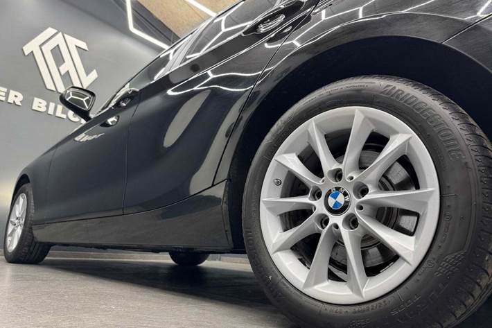 Sort BMW 118d fra 2017