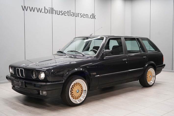 Sort BMW 318i fra 1990 set udefra