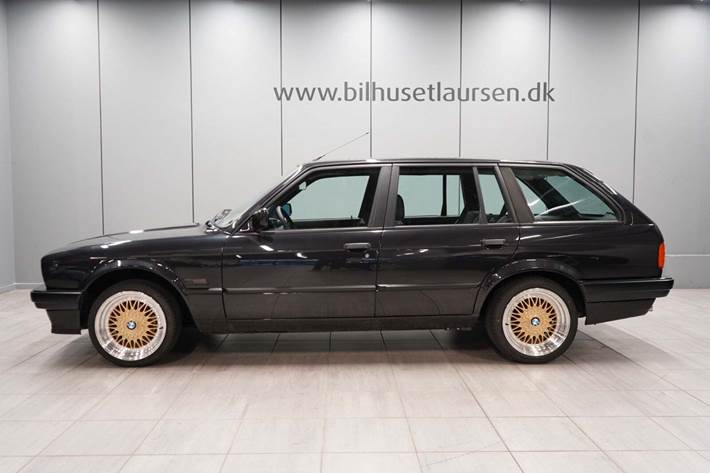 Sort BMW 318i fra 1990 set udefra