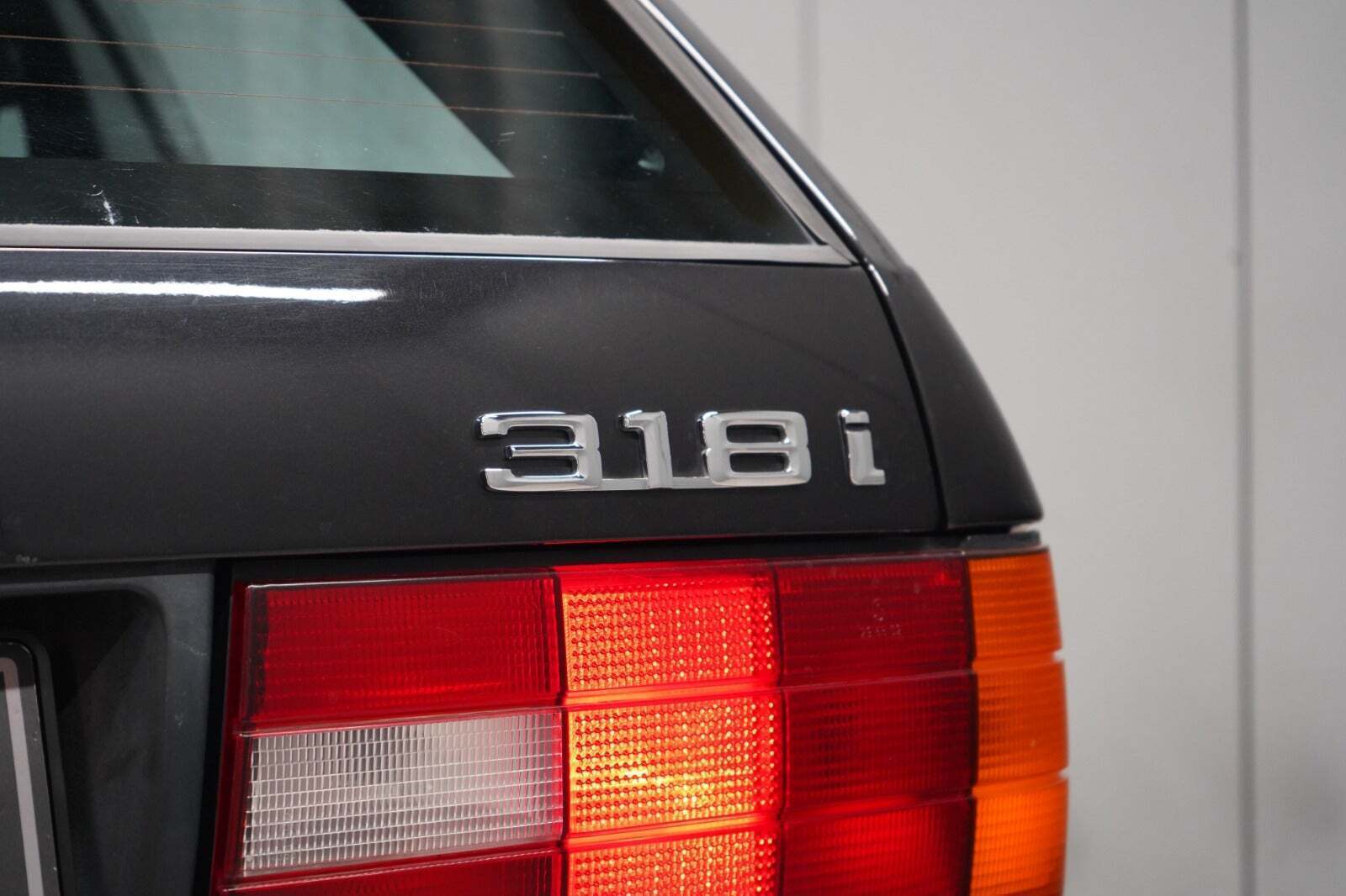 Sort BMW 318i fra 1990