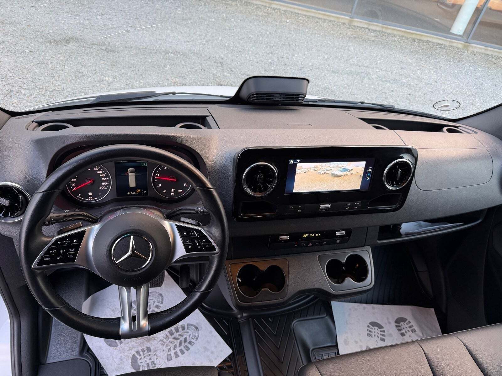 Hvid Mercedes Sprinter 317 fra 2024