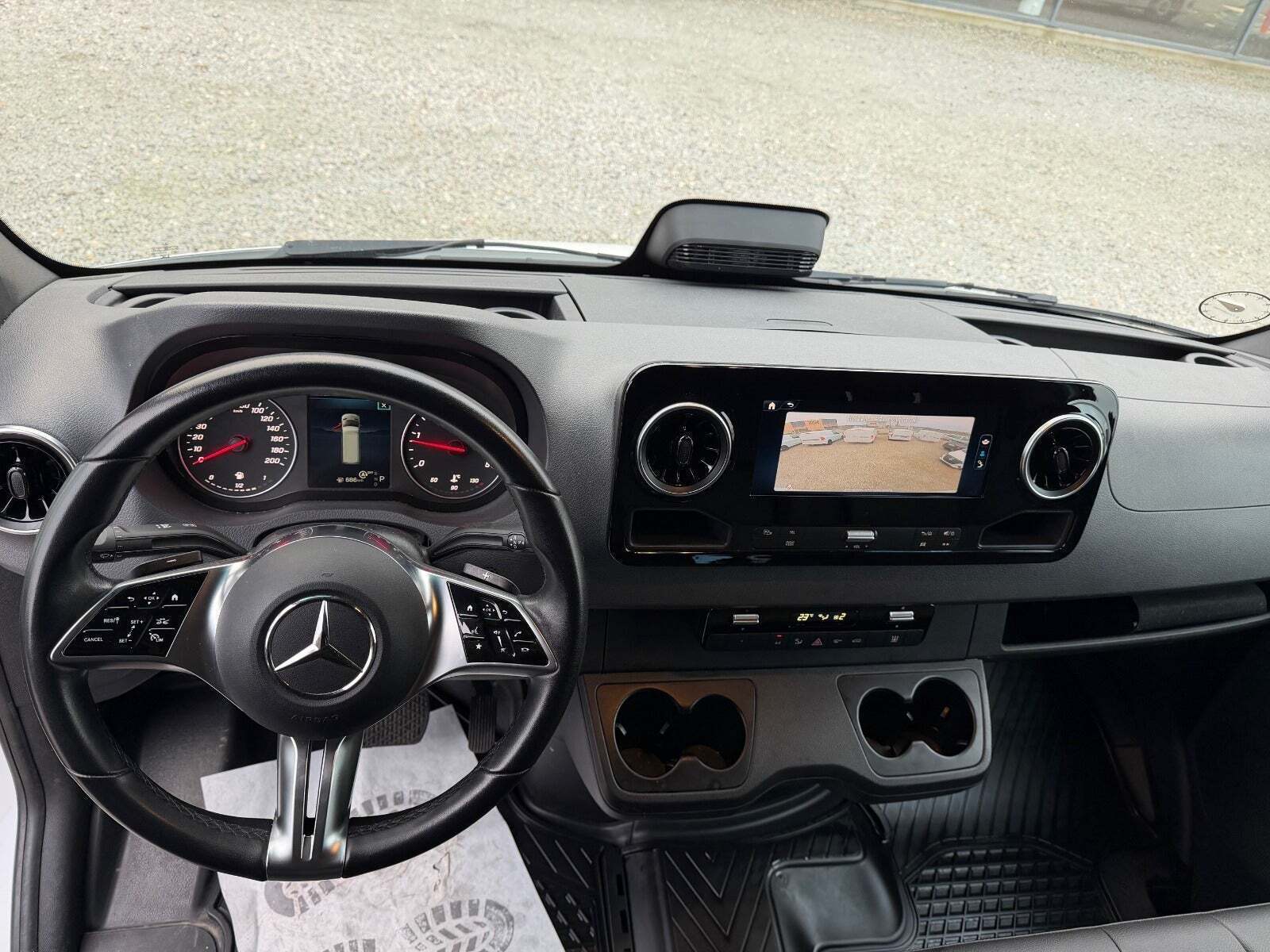 Hvid Mercedes Sprinter 317 fra 2024