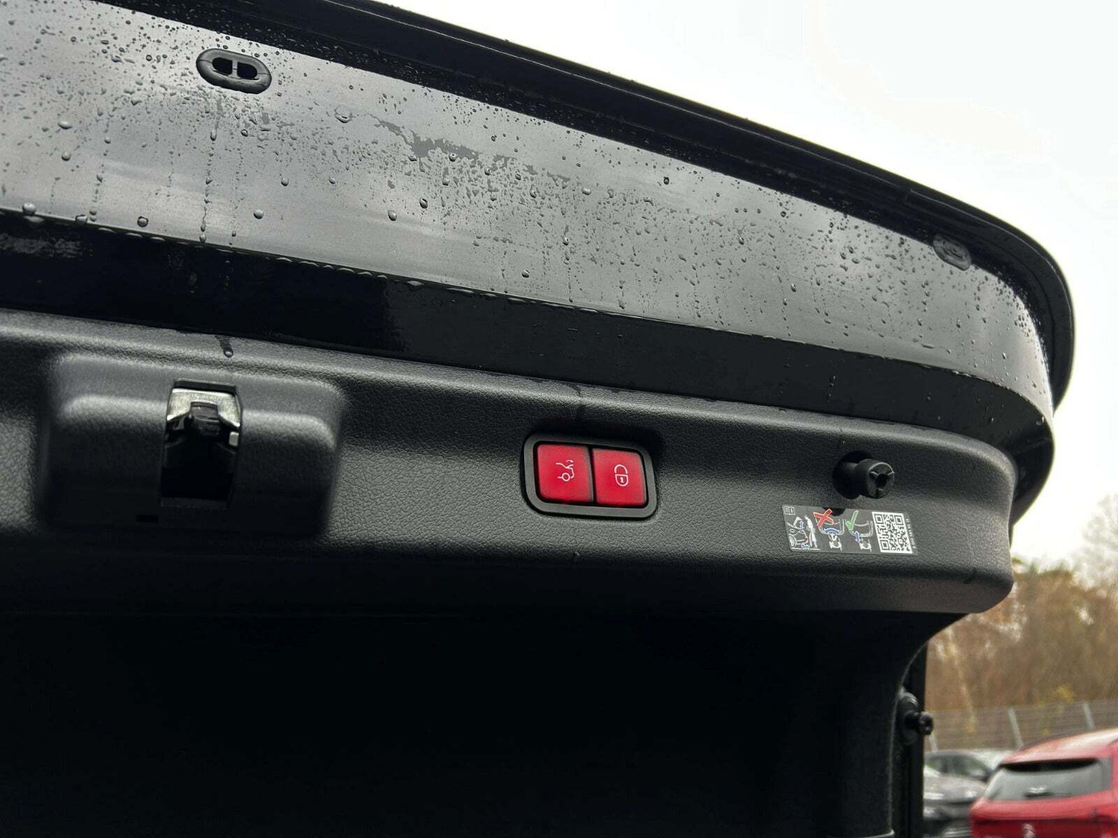 Sort Mercedes EQE350+ fra 2025