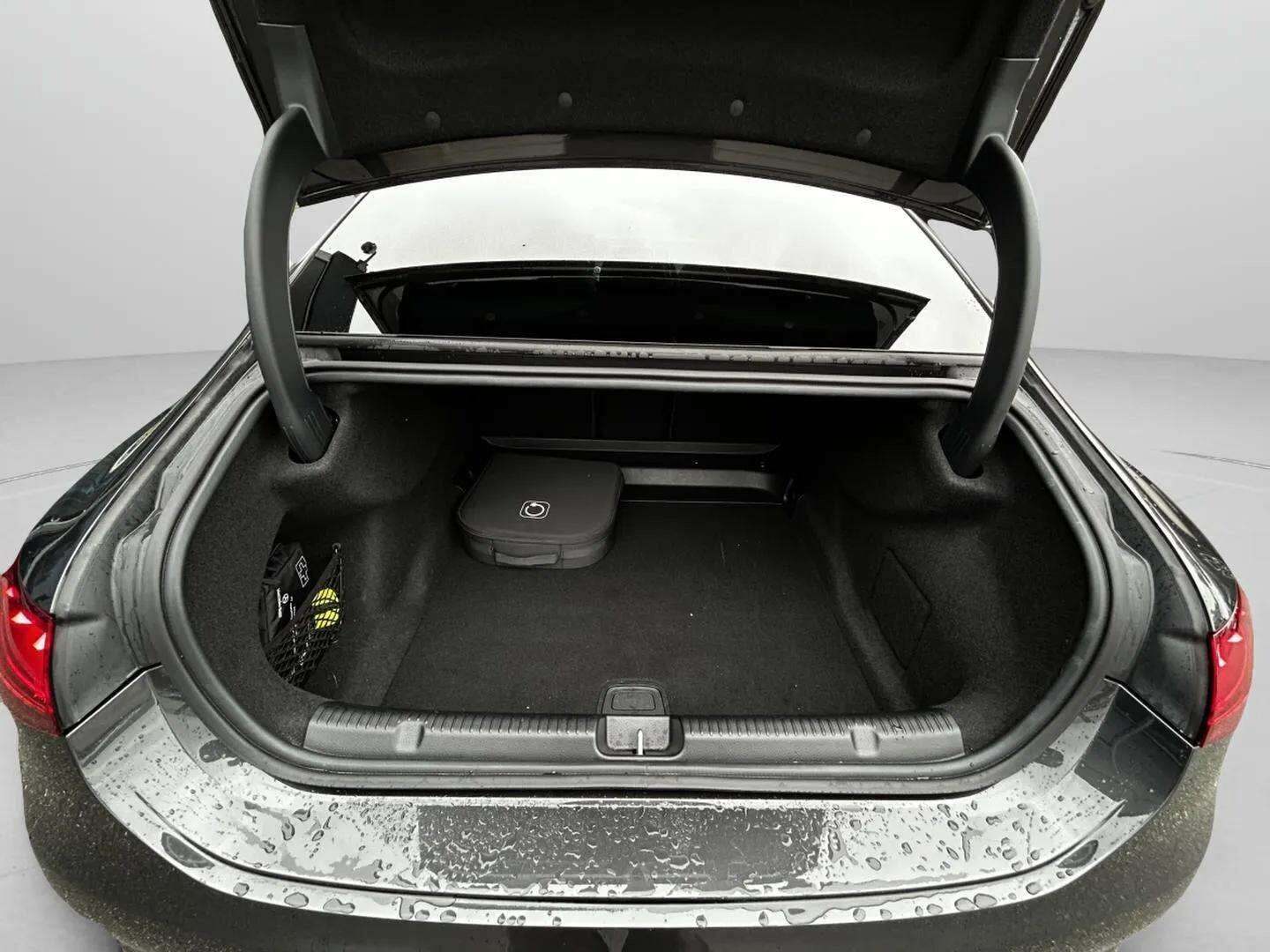 Grå Mercedes EQE350+ fra 2025