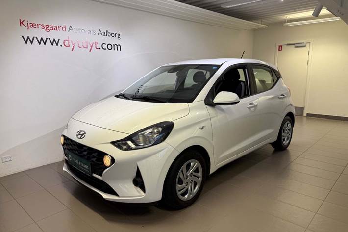 Hvid Hyundai i10 fra 2022 set udefra