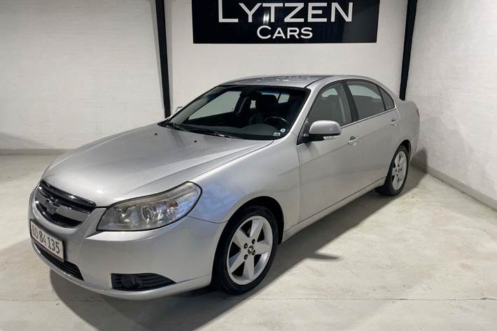 Sølv Chevrolet Epica fra 2007 set udefra