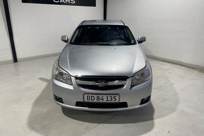 Sølv Chevrolet Epica fra 2007 set udefra