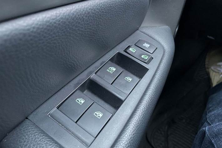 Sølv Chevrolet Epica fra 2007 set indefra