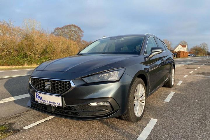 Grå Seat Leon fra 2021 set udefra