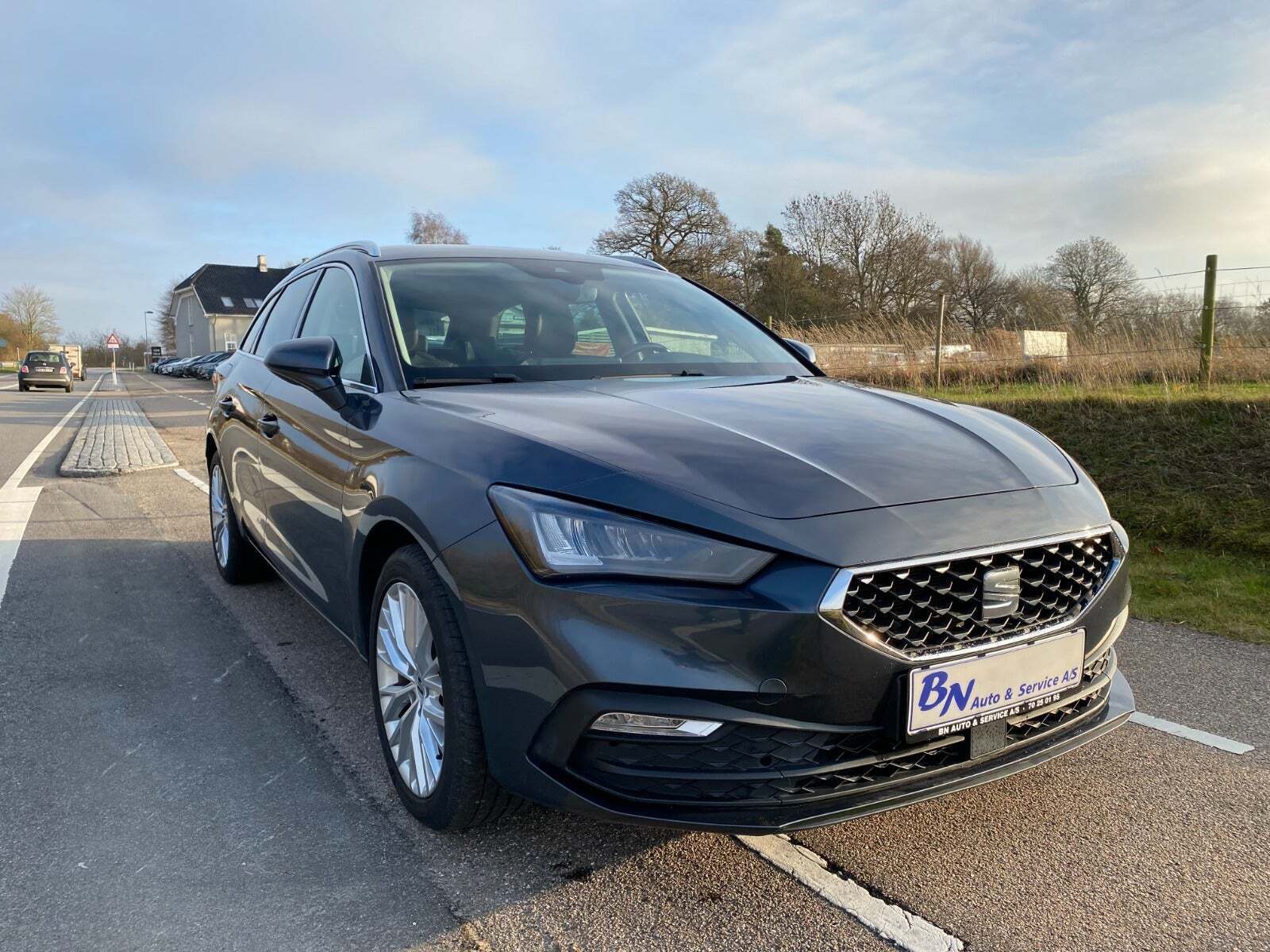 Grå Seat Leon fra 2021 set udefra