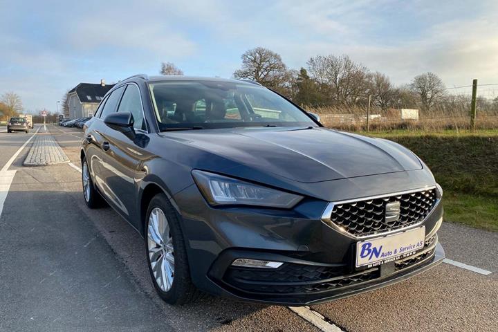 Grå Seat Leon fra 2021 set udefra