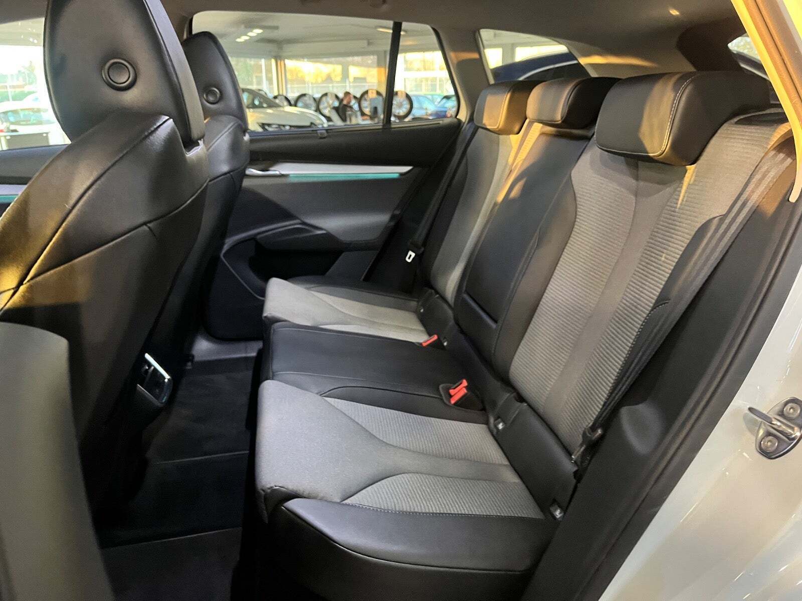 Hvid Skoda Enyaq fra 2021