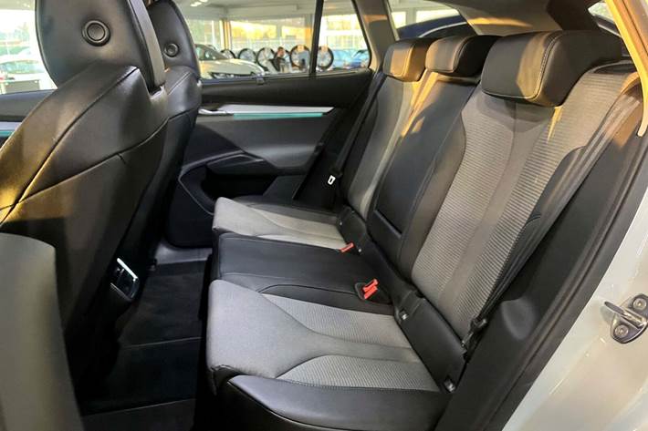 Hvid Skoda Enyaq fra 2021